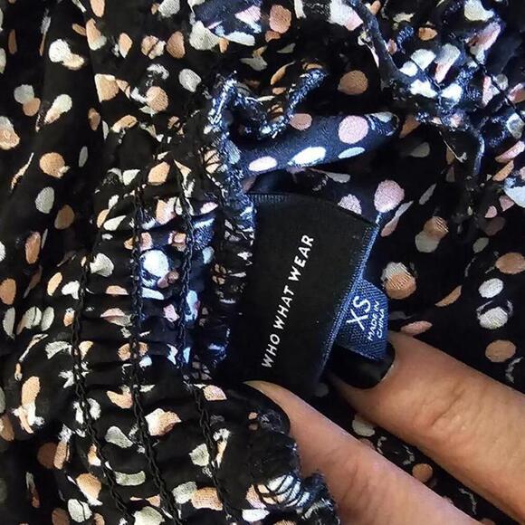 Chic Black Floral Blouse with Ruffled Sleeves - Picture 4 of 5